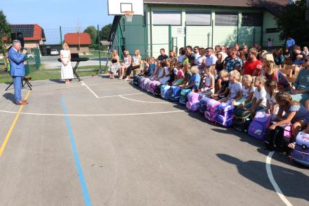 PRVI ŠOLSKI DAN BEGUNJE 09 FOTO LJUBO VUKELIČ